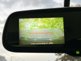 後方の様子を画面で確認でき、駐車時の周囲確認をサポート。目安となるガイドラインも表示されるため、車庫入れや駐車位置を合わせる際に役立ちます。