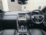 ムダのないインテリアデザインは運転席にお座りいただくと、上質なシートがお客様を包み込みます。ステアリングも握りやすい設計になっておりますのでとっさのハンドル操作も可能です。