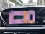 サラウンドビューカメラ装備 車両の4つのカメラから得た映像を合成し、上空から眺めているような映像をモニターに映し出します。車両周辺の歩行者や障害物などの発見に役立ちます。