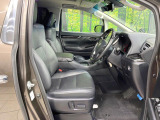 運転席まわりには十分なスペースがあり、大柄な方でもゆったり運転していただける環境です。
