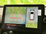 後方映像に加えて車両周辺の表示も確認でき、駐車時の周囲確認をサポートします。ガイド線が目安となり、車庫入れや狭い場所での切り返しにも便利。目視とあわせて活用できる安心の装備です。