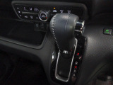 インパネシフトだから視線の移動も少なく足元もスッキリ。運転席もゆったりしているのでゆとりを持ってドライブできますね。