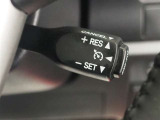 レーダークルーズコントロール(全車速追従機能付)付きです。車速に応じて追従支援してくれるので、ロングドライブも快適です。詳細は販売店スタッフまでおたずねください。