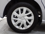 ホイールは車のデザインにマッチした専用タイプです。
