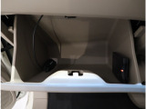 車検証ケースも入る丁度いいサイズのグローブボックスです。他にも普段入れておきたいものを入れておけます。