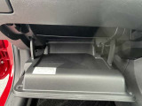 グローブボックスの他にも収納をご用意してます。車内をスッキリ見せることができます。