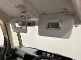 【サンバイザー】車内で身だしなみを整えるためのバニティミラーがセット。お化粧直しや髪型のチェックに活用できます。