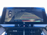 後方映像と車両周辺の表示を確認でき、駐車時の後退をサポートします。目安となるガイド表示も備わり、周囲の状況を画面で確かめながら慎重に操作できます。