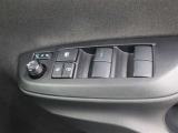 運転席からも操作可能な全席パワーウィンドウが装備されています。