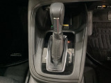 「e:HEV」は、モーター走行を中心にしながら電気エネルギーやエンジン動力を効率よく使い分けることができる賢いハイブリッドシステムです。サイドブレーキはスイッチ操作の電子制御パーキングブレーキです
