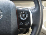 右側ステアリングスイッチ。ステアリングから手を離さずに操作できるので、運転に集中できます。