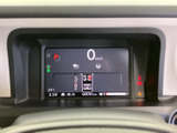 画面に速度やシフト位置、各種表示が集約され、運転中にも情報を確認しやすい配置です。表示が見やすくまとまり、警告灯などの点灯状況も把握しやすいメーターまわりです。