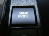 ドライブモード切替スイッチです。このボタンを押すと、車の走行特性を切り替えられます。