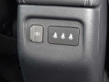 【後席USB電源ソケット】後部座席にお乗りの方も走行中にスマホやタブレットなどを充電することができて便利です♪