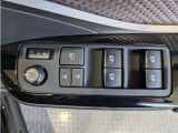 パワーウィンドウのスイッチですよ。 運転席に居ながら窓を開け閉めのコントロールできますよ。 ロック機能で、子供がイタズラして窓を開けるという事も無くなりますよ。