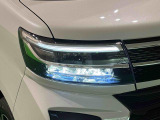 対象物が見やすく白く明るい光で夜間走行をサポートするフルLEDヘッドランプ(サイドビューランプ、クリアランスランプ、オートレベリング機能付き)を装備