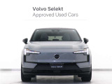 EVエクステリアならではのフロントシールドデザイン、ボルボアイデンティティを進化継承する印象的なトールハンマーライトが、自信に溢れたモダンなフェイスを表現。