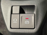 指先だけで簡単に操作が可能な電動パーキングブレーキを採用。「HOLD」スイッチを押すと、渋滞や信号待ちなどでブレーキペダルから足を離しても、ブレーキを保持するので安心です
