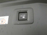 ワンタッチでバックドアが開閉。重たいバックドアも力いらずで開閉できる便利なパワーバックドア付きです!