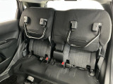 クリーナーを施工箇所全体に噴霧を行い、汚れ箇所を中心にブラッシングします。その後、専用の機械を使い、リンサーまたはスチーム洗浄で汚れを落としております。