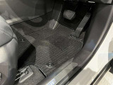 内装工程では、中古車を気持ちよくお乗りいただけるよう清掃しております。