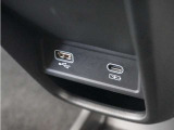 ◆USB接続端子◆スマホやiPodなどを接続して、いつもの音楽を車内でもお楽しみいただけます♪