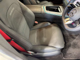 メルセデスのシートは、少し硬めに出来ておりますので、長時間の運転でも疲れにくく、安全にドライビングをお楽しみ頂けます