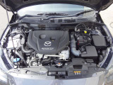 1.5L SKYACTIV-Dクリーンディーゼル搭載車です。エンジンルームも確認できます。