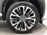 【純正アルミホイール】です!車両デザインに合わせてホイールをデザインしているため、見た目にもカッコイイアルミホイール♪洗車もラクチンで錆びません。