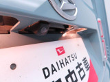 後退時に車両の後ろ側をモニター画面に表示します。車庫入れなどでバックする際に後方確認ができて便利です。車庫入れが苦手な人もこれで安心。