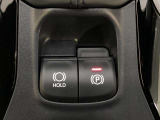 HOLD機能付きの電動パーキングブレーキ。HOLD機能を使用すると、信号待ちなどでフットブレーキから足を放しても、車は動かずそのまま停車してくれます。ドライブなど足が疲れた時には便利な機能です。