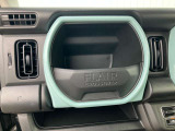 軽自動車の限られた室内空間をフルに活用し、小柄ながら過ごしやすい車内を作り出しています。