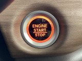 エンジンスタートスイッチ☆キーが車内にあれば、エンジンの始動・停止はブレーキを踏んでスイッチを押すだけ!キーを取り出す手間を省き、ワンプッシュでエンジンを操作するので簡単でスムーズです。