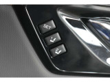運転席のシートポジション(前後スライド、座面の上下・前後角度、リクライニング角度など)に加え、左右のドアミラーの角度も記憶させることができます。