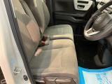 運転席は、大きな座面と包み込むような背もたれがドライバーの身体全体をしっかり支えます。上質なシート素材と座り心地のよいクッションを採用し、長時間の運転やコーナーの多い道も快適です。