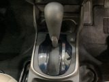 CVT車のセレクトレバーです。低速から高速まで、変速ショックのないスムーズな走りを実現するとともに、エンジン効率のよい領域を維持することで燃費にも貢献します。