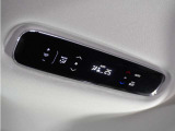 ◆後席用エアコン操作パネル◆同乗者の方もお好みの温度で快適なドライブをお楽しみいただけます。