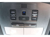 開放的なサンルーフ(ムーンルーフ)を装備。電動式で車内からボタン操作で開閉。
