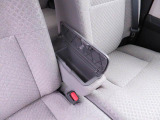 フロントセンターアームレスト。蓋つきの収納スペースになってエコバッグや運転用の眼鏡やサングラスなどをしまっておくのにぴったり。