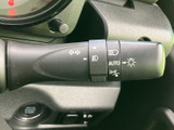 操作しやすい位置に配置されたウインカーレバー。直感的に操作できるので、スムーズな車線変更や右左折をサポートします。安全確認をしっかり行いましょう。
