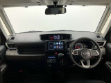 シンプルながら機能性あふれる運転席廻りです。視界性もよく、運転しやすいですよ。