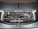 【車載工具】パンクなどのもしもの時に役立つ車載工具があります。ジャッキなどが装備されています。
