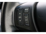ハンドル左部分でオーディオ操作が可能です。運転中でも目線をずらさずに運転に集中できます。