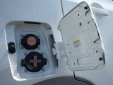充電ポートリッドを開けると上側が普通充電ポート、下側が急速充電ポートになります。