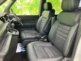 運転席と助手席が並ぶ1列目は、ゆったりとした座面と背もたれで落ち着いて過ごせる空間です。前方や左右の窓から周囲を確認しやすく、日々の乗り降りにもなじみます。