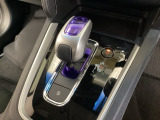 ハイブリッド専用セレクトレバーです。シフトチェンジを電子信号で送信するセレクトレバーを採用していますので、軽快でスマートな操作を楽しめます。