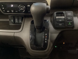CVT車のセレクトレバーです。低速から高速まで、変速ショックのないスムーズな走りと、エンジン効率のよい領域を維持して燃費にも貢献します。サイドブレーキはスイッチ操作の電子制御パーキングブレーキです。