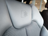クオリティの高いシートを採用するのは、Audiのクルマづくりの哲学のひとつです。特に座り心地が重要です。体の大きなドイツ人が座っても頑丈な耐久性があります。。しかも肌触りも良く高級家具のようです。