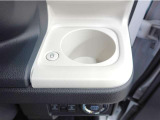 飲み物の保温に便利な運転席ホッとカップホルダー♪