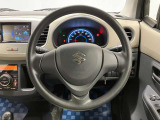 【ハンドル回り】インテリアに合わせたデザインのステアリングは、運転される方のことも考え、運転しやすい形状、大きさです。ぜひ一度、実際に触ってお確かめください。